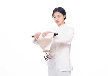 穿着白色练功夫唐装的年轻女性拿着画轴