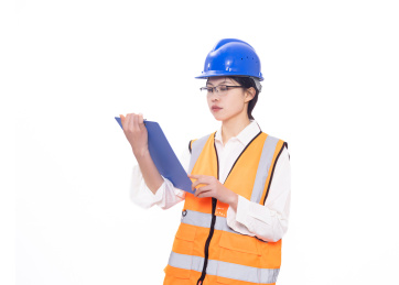 带着安全帽拿着文件夹的年轻东方女性工程师