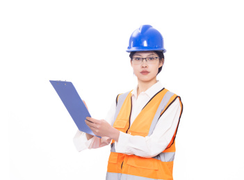 带着安全帽拿着文件夹的年轻东方女性工程师