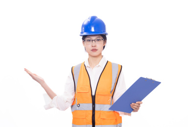 带着安全帽拿着文件夹的年轻东方女性工程师