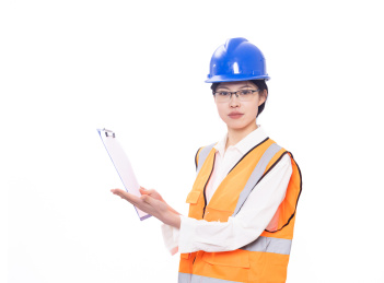 带着安全帽拿着文件夹的年轻东方女性工程师