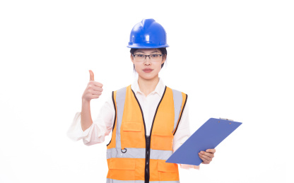 带着安全帽拿着文件夹的年轻东方女性工程师
