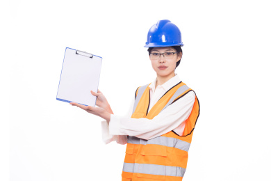带着安全帽拿着文件夹的年轻东方女性工程师