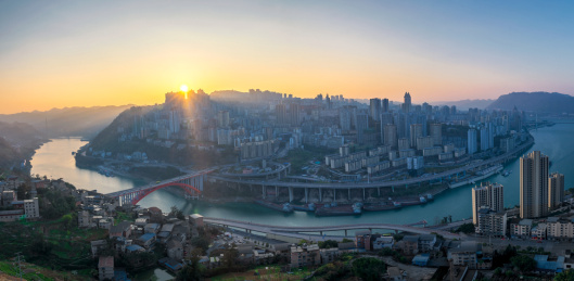 夕阳日落下的涪陵城区和乌江大桥