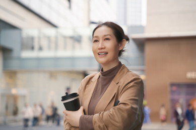 微笑的年轻专业人士与户外咖啡