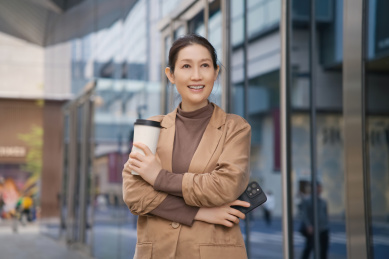 在城市环境中喝咖啡的职业女性