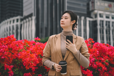 职业女性在城市中享受咖啡休息