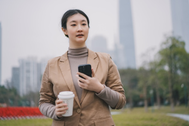 年轻的专业人士在城市中享受咖啡休息