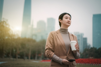 年轻的专业人士在城市中享受咖啡休息