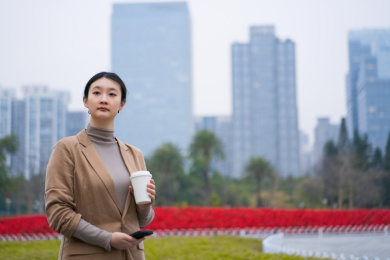 年轻的专业人士在城市中享受咖啡休息