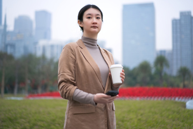 年轻的专业人士在城市中享受咖啡休息