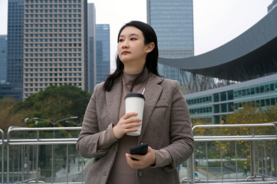 年轻的专业人士在城市中享受咖啡休息