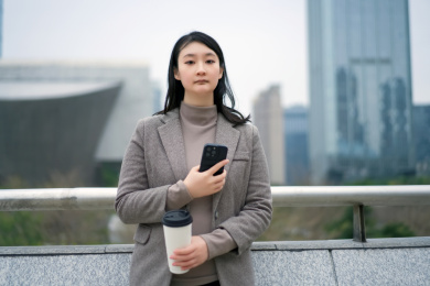 年轻的专业人士在城市中享受咖啡休息