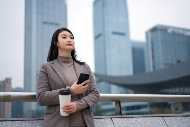 年轻的专业人士在城市中享受咖啡休息