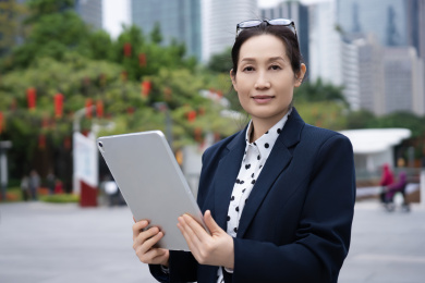 在户外平板电脑上工作的专业职业女性