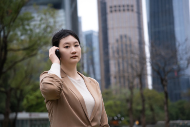 以事业为重的职业女性在室外打电话