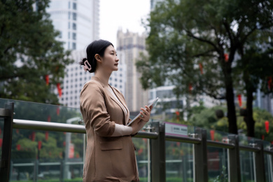 在城市环境中使用平板电脑的职业女性
