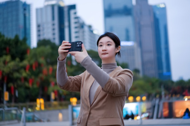 年轻女子在城市傍晚自拍