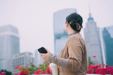 职业女性多任务处理电话和咖啡