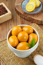 木桌子上的盐焗鸡蛋