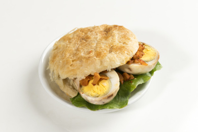 天津美食小吃烧饼夹卤蛋特写