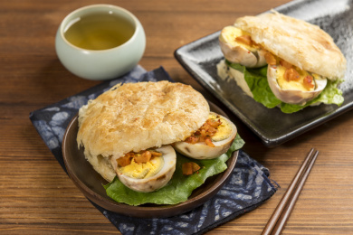 天津美食小吃烧饼夹卤蛋特写