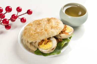 天津美食小吃烧饼夹卤蛋特写