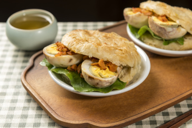 天津美食小吃烧饼夹卤蛋特写