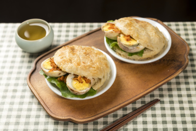 天津美食小吃烧饼夹卤蛋特写