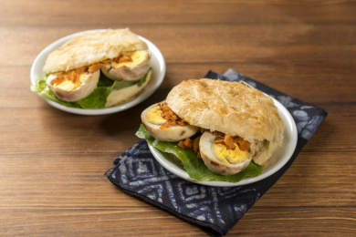 天津美食小吃烧饼夹卤蛋特写