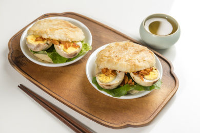 天津美食小吃烧饼夹卤蛋特写