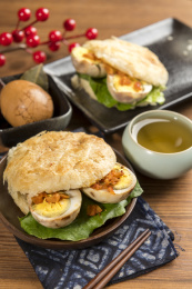 天津美食小吃烧饼夹卤蛋特写