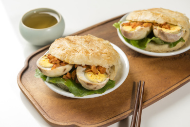 天津美食小吃烧饼夹卤蛋特写