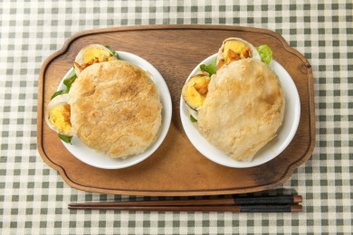 天津美食小吃烧饼夹卤蛋特写