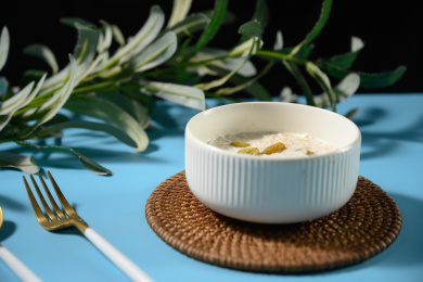 桌面上的碗里的美味可口的牛奶麦片