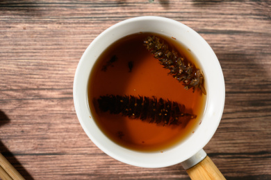 桌面上的杯子里的甘甜可口的夏枯草凉茶