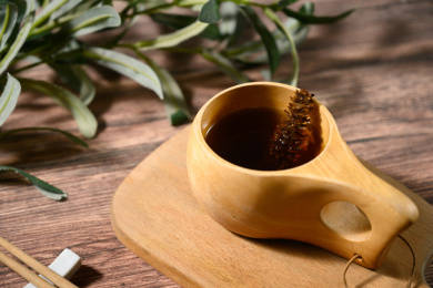桌面上的杯子里的甘甜可口的夏枯草凉茶