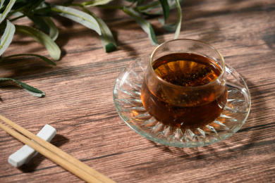 桌面上的杯子里的甘甜可口的夏枯草凉茶