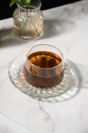 桌面上的杯子里的甘甜可口的夏枯草凉茶