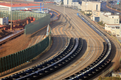 春天里的港口生机勃勃