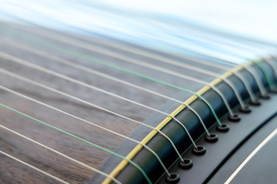 古筝的琴弦局部特写