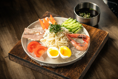 桌上有一碗朝鲜冷面