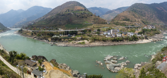 航拍云南泸水市怒江沿岸风光