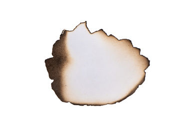 白色背景上燃烧烧焦的白纸