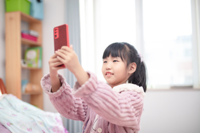 小女孩拿手机在自拍