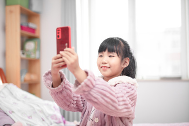 小女孩拿手机在自拍