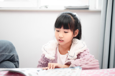 黄皮肤小女孩在看书学习