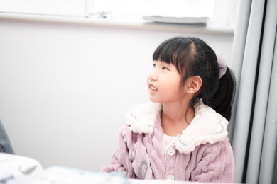 可爱的小孩抬着头