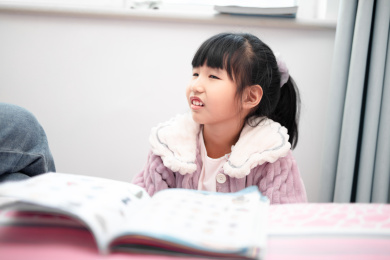 黄皮肤小女孩在看书学习