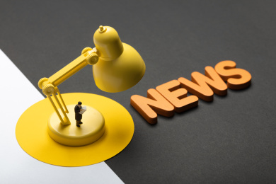 微缩创意积木news台灯下看新闻的人